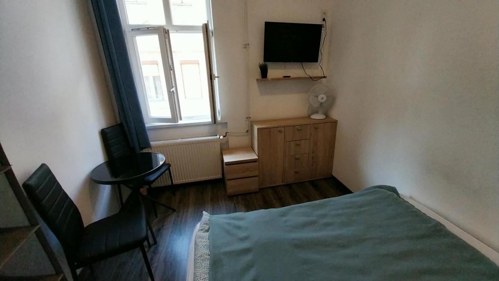 Aradi Rooms With Private Bathroom In The City Centre Будапеща Екстериор снимка