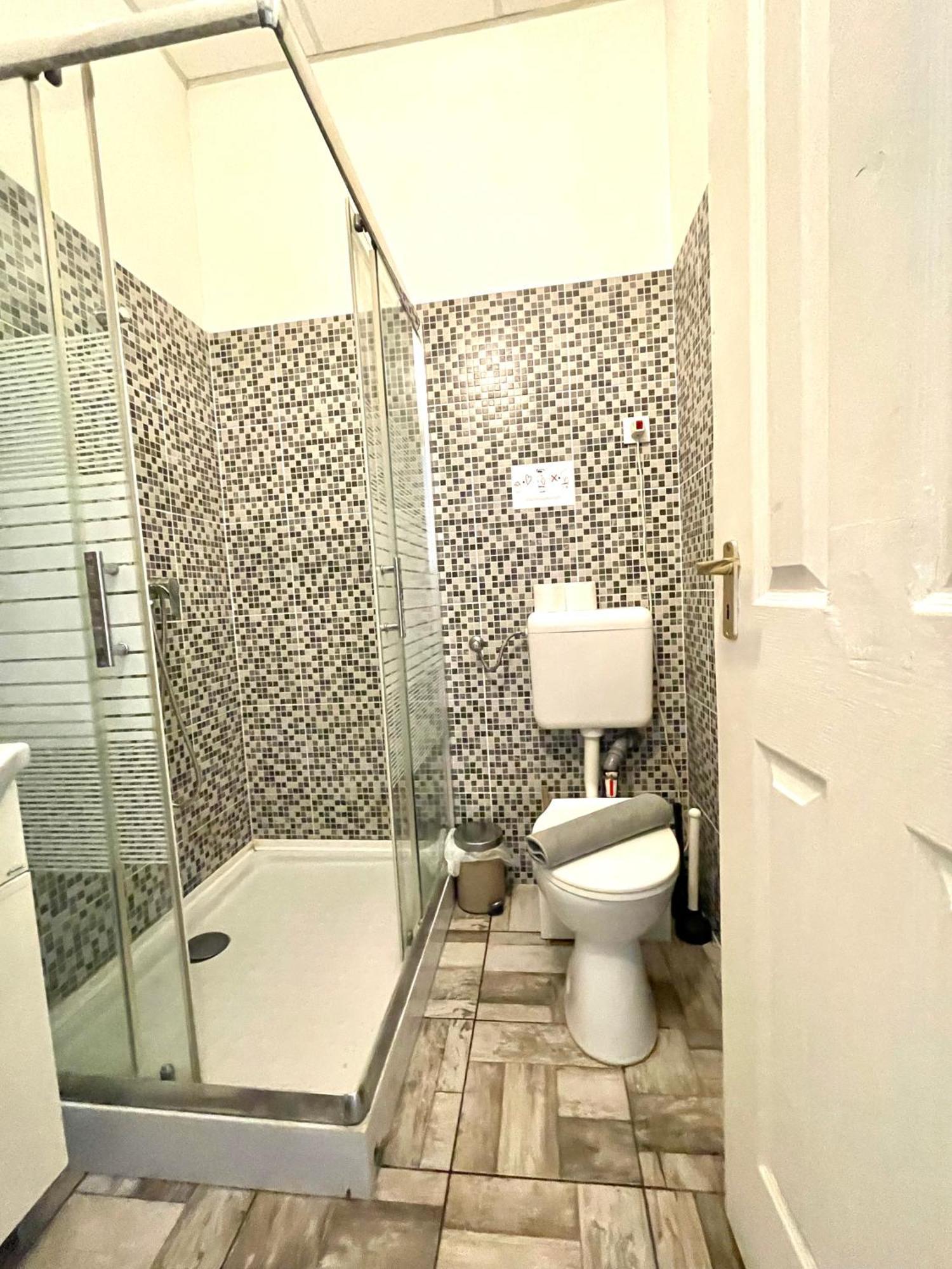 Aradi Rooms With Private Bathroom In The City Centre Будапеща Екстериор снимка