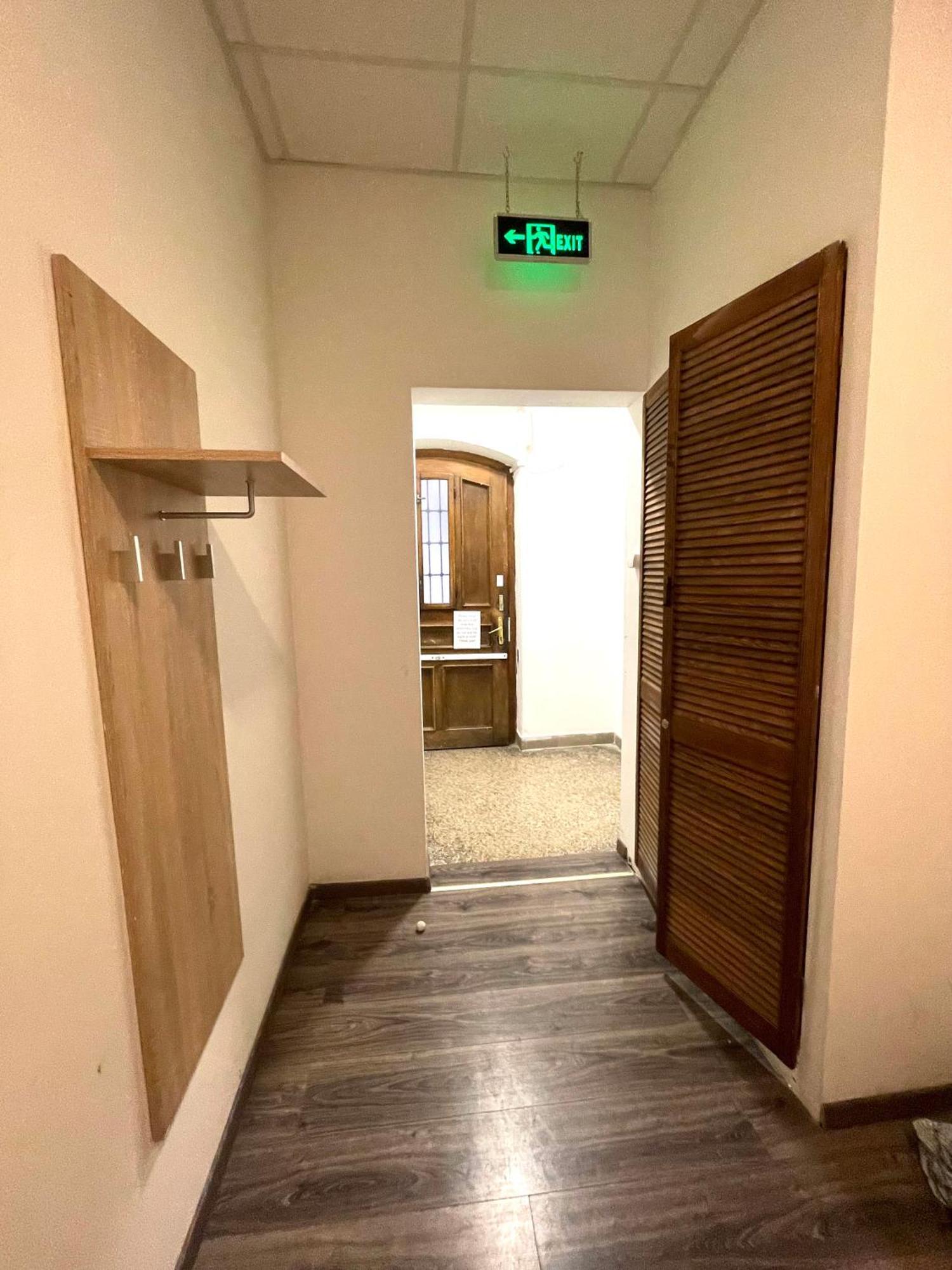 Aradi Rooms With Private Bathroom In The City Centre Будапеща Екстериор снимка