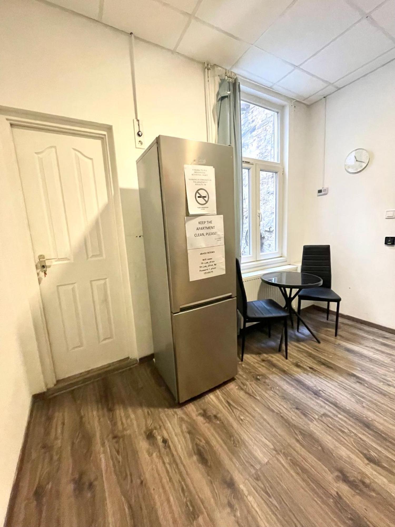 Aradi Rooms With Private Bathroom In The City Centre Будапеща Екстериор снимка